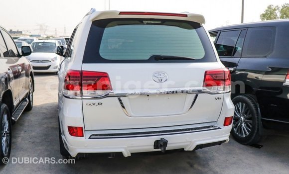 Buy Import Toyota Land Cruiser White Truck in Import - Dubai in Agadez Buy Import Toyota Land Cruiser White Truck in Import - Dubai in Agadez