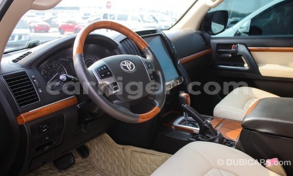 Buy Import Toyota Land Cruiser White Truck in Import - Dubai in Agadez Buy Import Toyota Land Cruiser White Truck in Import - Dubai in Agadez