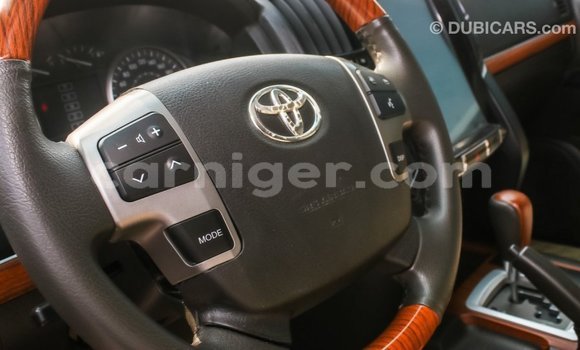 Buy Import Toyota Land Cruiser White Truck in Import - Dubai in Agadez Buy Import Toyota Land Cruiser White Truck in Import - Dubai in Agadez