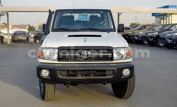 Buy Import Toyota Land Cruiser White Truck in Import - Dubai in Agadez Buy Import Toyota Land Cruiser White Truck in Import - Dubai in Agadez