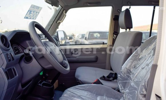 Buy Import Toyota Land Cruiser White Truck in Import - Dubai in Agadez Buy Import Toyota Land Cruiser White Truck in Import - Dubai in Agadez