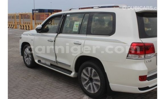 Buy Import Toyota Land Cruiser White Truck in Import - Dubai in Agadez Buy Import Toyota Land Cruiser White Truck in Import - Dubai in Agadez