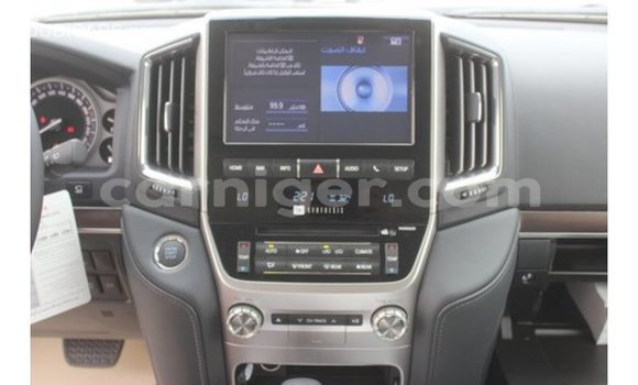 Buy Import Toyota Land Cruiser White Truck in Import - Dubai in Agadez Buy Import Toyota Land Cruiser White Truck in Import - Dubai in Agadez