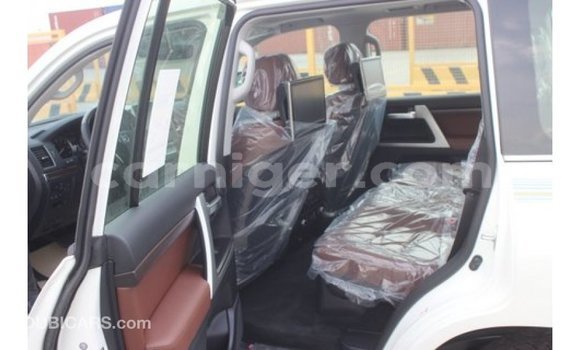 Buy Import Toyota Land Cruiser White Truck in Import - Dubai in Agadez Buy Import Toyota Land Cruiser White Truck in Import - Dubai in Agadez