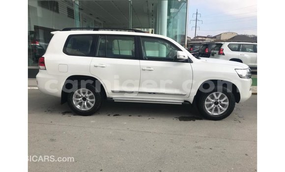 Buy Import Toyota Land Cruiser White Truck in Import - Dubai in Agadez Buy Import Toyota Land Cruiser White Truck in Import - Dubai in Agadez