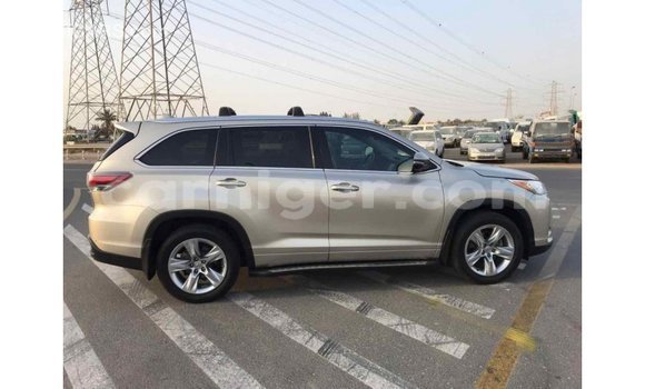 Acheter Import Voiture Toyota Highlander Beige à Import - Dubai, Agadez Acheter Import Voiture Toyota Highlander Beige à Import - Dubai, Agadez