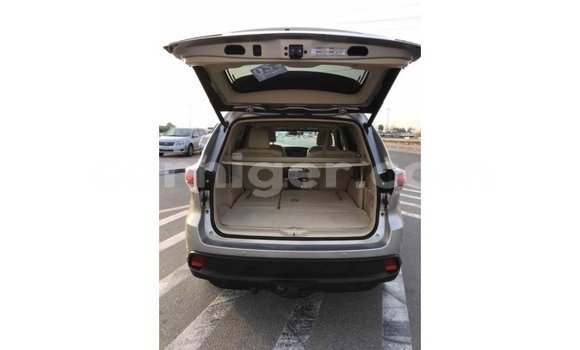 Acheter Import Voiture Toyota Highlander Beige à Import - Dubai, Agadez Acheter Import Voiture Toyota Highlander Beige à Import - Dubai, Agadez