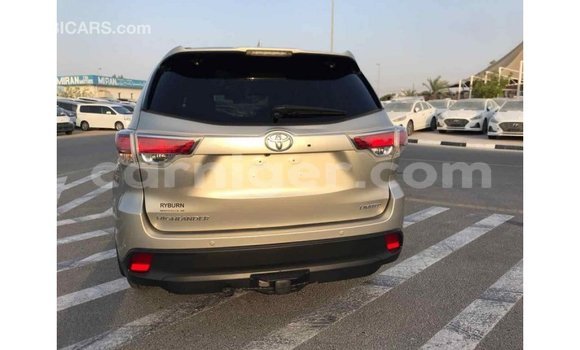 Acheter Import Voiture Toyota Highlander Beige à Import - Dubai, Agadez Acheter Import Voiture Toyota Highlander Beige à Import - Dubai, Agadez