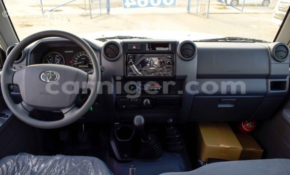 Buy Import Toyota Land Cruiser Beige Truck in Import - Dubai in Agadez Buy Import Toyota Land Cruiser Beige Truck in Import - Dubai in Agadez