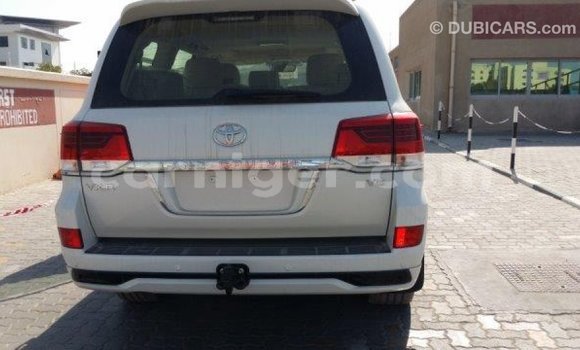 Buy Import Toyota Land Cruiser White Truck in Import - Dubai in Agadez Buy Import Toyota Land Cruiser White Truck in Import - Dubai in Agadez