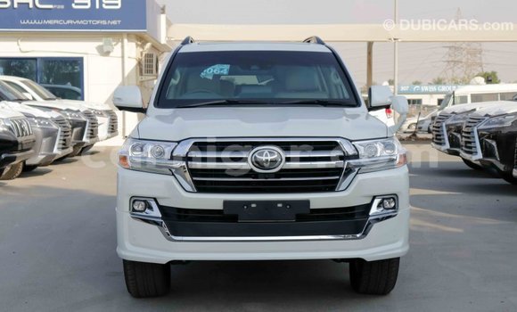 Buy Import Toyota Land Cruiser White Truck in Import - Dubai in Agadez Buy Import Toyota Land Cruiser White Truck in Import - Dubai in Agadez