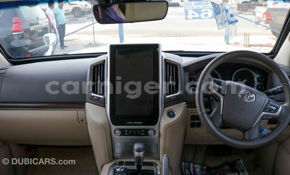 Buy Import Toyota Land Cruiser White Truck in Import - Dubai in Agadez Buy Import Toyota Land Cruiser White Truck in Import - Dubai in Agadez