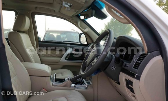 Buy Import Toyota Land Cruiser White Truck in Import - Dubai in Agadez Buy Import Toyota Land Cruiser White Truck in Import - Dubai in Agadez