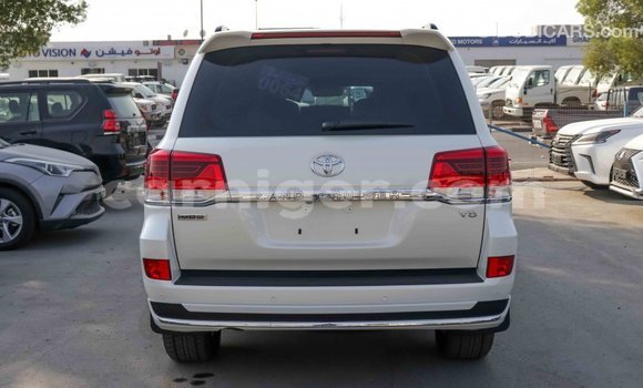 Buy Import Toyota Land Cruiser White Truck in Import - Dubai in Agadez Buy Import Toyota Land Cruiser White Truck in Import - Dubai in Agadez