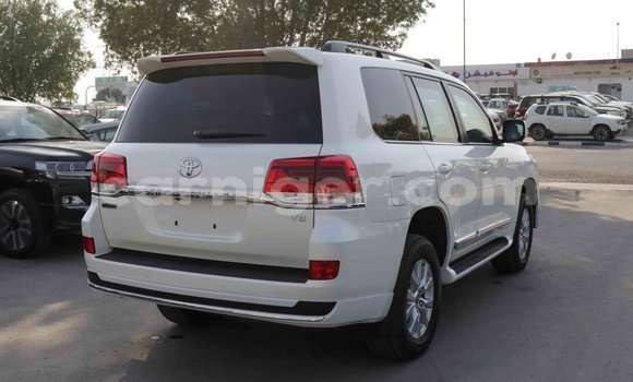 Buy Import Toyota Land Cruiser White Truck in Import - Dubai in Agadez Buy Import Toyota Land Cruiser White Truck in Import - Dubai in Agadez