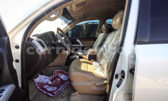 Sayi Imported Toyota Land Cruiser White Babbar mota in Import - Dubai a Agadez Sayi Imported Toyota Land Cruiser White Babbar mota in Import - Dubai a Agadez