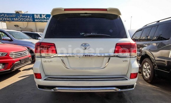 Sayi Imported Toyota Land Cruiser White Babbar mota in Import - Dubai a Agadez Sayi Imported Toyota Land Cruiser White Babbar mota in Import - Dubai a Agadez
