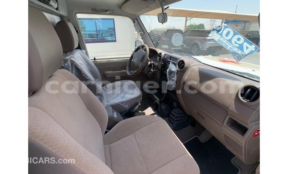 Buy Import Toyota Land Cruiser Beige Truck in Import - Dubai in Agadez Buy Import Toyota Land Cruiser Beige Truck in Import - Dubai in Agadez
