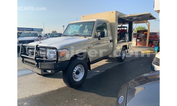 Buy Import Toyota Land Cruiser Beige Truck in Import - Dubai in Agadez Buy Import Toyota Land Cruiser Beige Truck in Import - Dubai in Agadez