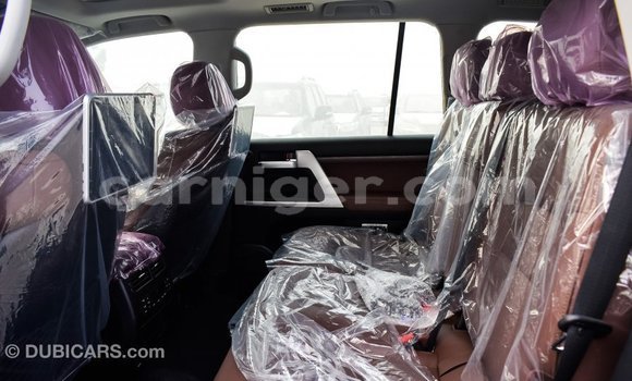 Buy Import Toyota Land Cruiser White Truck in Import - Dubai in Agadez Buy Import Toyota Land Cruiser White Truck in Import - Dubai in Agadez