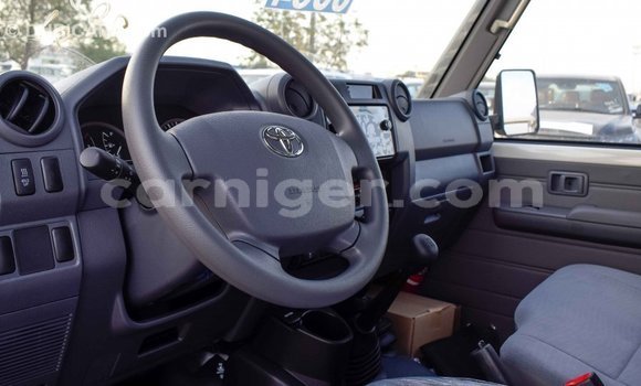 Buy Import Toyota Land Cruiser White Truck in Import - Dubai in Agadez Buy Import Toyota Land Cruiser White Truck in Import - Dubai in Agadez