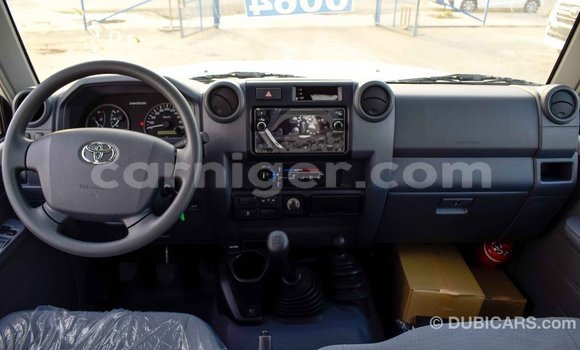Buy Import Toyota Land Cruiser White Truck in Import - Dubai in Agadez Buy Import Toyota Land Cruiser White Truck in Import - Dubai in Agadez