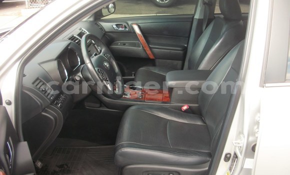 Buy Used Toyota Highlander Silver Car in Niamey in Niamey Buy Used Toyota Highlander Silver Car in Niamey in Niamey