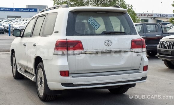 Buy Import Toyota Land Cruiser White Truck in Import - Dubai in Agadez Buy Import Toyota Land Cruiser White Truck in Import - Dubai in Agadez
