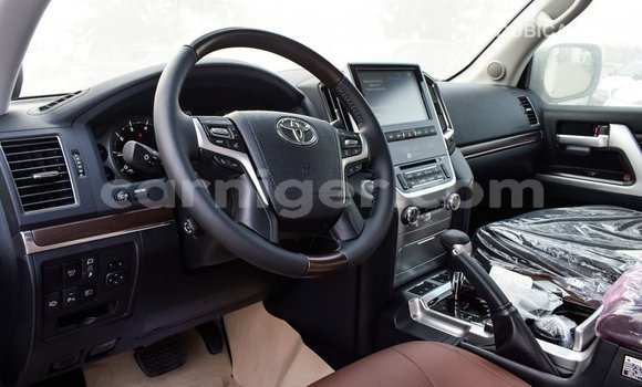 Buy Import Toyota Land Cruiser White Truck in Import - Dubai in Agadez Buy Import Toyota Land Cruiser White Truck in Import - Dubai in Agadez