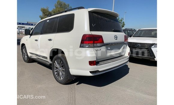 Buy Import Toyota Land Cruiser White Truck in Import - Dubai in Agadez Buy Import Toyota Land Cruiser White Truck in Import - Dubai in Agadez