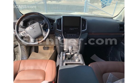 Buy Import Toyota Land Cruiser White Truck in Import - Dubai in Agadez Buy Import Toyota Land Cruiser White Truck in Import - Dubai in Agadez