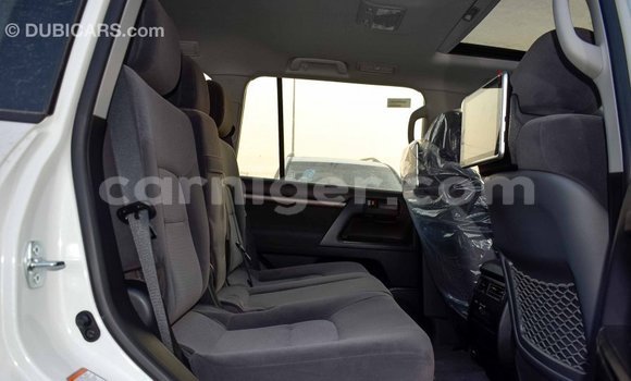 Buy Import Toyota Land Cruiser White Truck in Import - Dubai in Agadez Buy Import Toyota Land Cruiser White Truck in Import - Dubai in Agadez