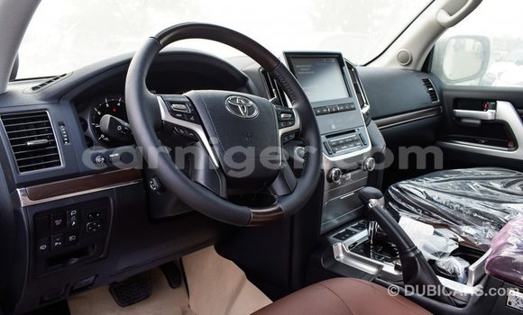 Buy Import Toyota Land Cruiser White Truck in Import - Dubai in Agadez Buy Import Toyota Land Cruiser White Truck in Import - Dubai in Agadez
