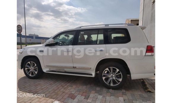 Buy Import Toyota Land Cruiser White Truck in Import - Dubai in Agadez Buy Import Toyota Land Cruiser White Truck in Import - Dubai in Agadez