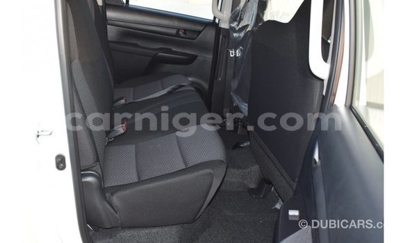 Sayi Imported Toyota Hilux White Mota in Import - Dubai a Agadez Sayi Imported Toyota Hilux White Mota in Import - Dubai a Agadez