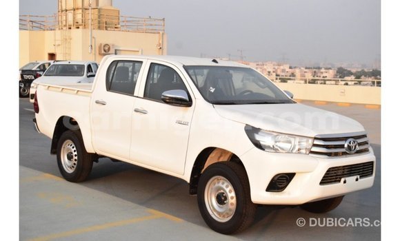 Sayi Imported Toyota Hilux White Mota in Import - Dubai a Agadez Sayi Imported Toyota Hilux White Mota in Import - Dubai a Agadez