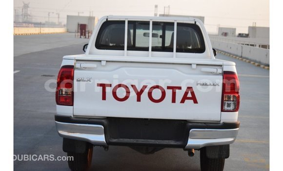 Sayi Imported Toyota Hilux White Mota in Import - Dubai a Agadez Sayi Imported Toyota Hilux White Mota in Import - Dubai a Agadez