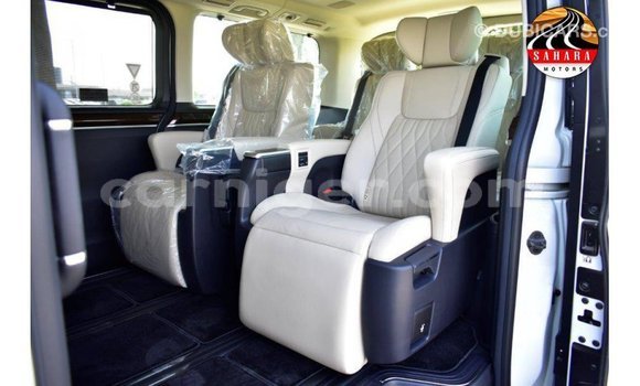 Sayi Imported Toyota Granvia White Mota in Import - Dubai a Agadez Sayi Imported Toyota Granvia White Mota in Import - Dubai a Agadez