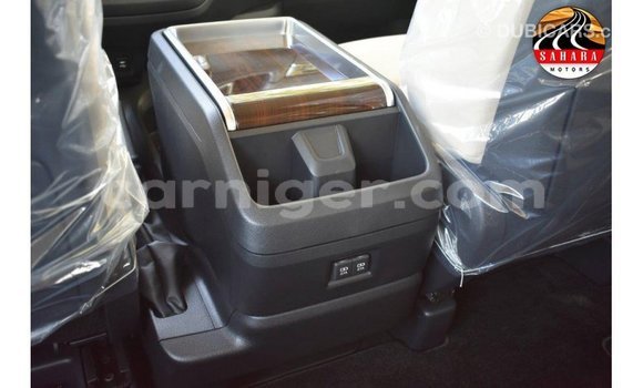 Sayi Imported Toyota Granvia White Mota in Import - Dubai a Agadez Sayi Imported Toyota Granvia White Mota in Import - Dubai a Agadez