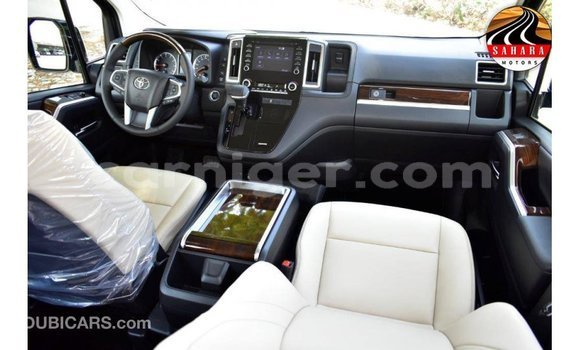 Sayi Imported Toyota Granvia White Mota in Import - Dubai a Agadez Sayi Imported Toyota Granvia White Mota in Import - Dubai a Agadez