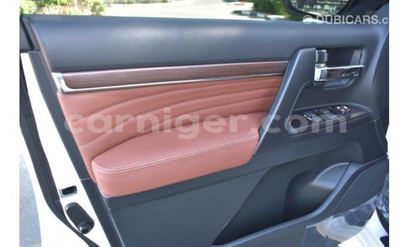 Sayi Imported Toyota Land Cruiser White Babbar mota in Import - Dubai a Agadez Sayi Imported Toyota Land Cruiser White Babbar mota in Import - Dubai a Agadez