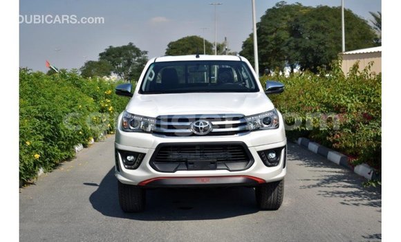 Sayi Imported Toyota Hilux White Mota in Import - Dubai a Agadez Sayi Imported Toyota Hilux White Mota in Import - Dubai a Agadez