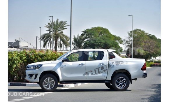Sayi Imported Toyota Hilux White Mota in Import - Dubai a Agadez Sayi Imported Toyota Hilux White Mota in Import - Dubai a Agadez