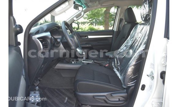 Sayi Imported Toyota Hilux White Mota in Import - Dubai a Agadez Sayi Imported Toyota Hilux White Mota in Import - Dubai a Agadez