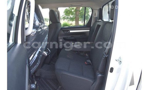 Sayi Imported Toyota Hilux White Mota in Import - Dubai a Agadez Sayi Imported Toyota Hilux White Mota in Import - Dubai a Agadez