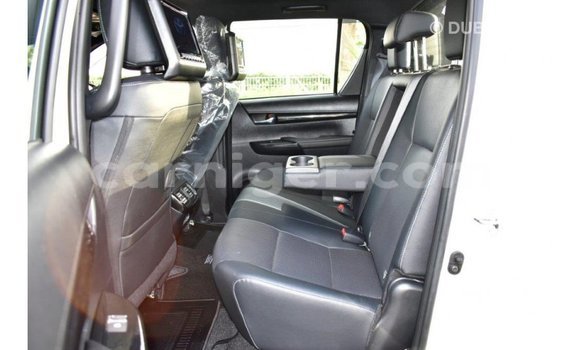 Sayi Imported Toyota Hilux White Mota in Import - Dubai a Agadez Sayi Imported Toyota Hilux White Mota in Import - Dubai a Agadez