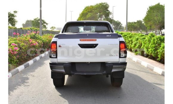 Sayi Imported Toyota Hilux White Mota in Import - Dubai a Agadez Sayi Imported Toyota Hilux White Mota in Import - Dubai a Agadez