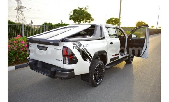 Sayi Imported Toyota Hilux White Mota in Import - Dubai a Agadez Sayi Imported Toyota Hilux White Mota in Import - Dubai a Agadez