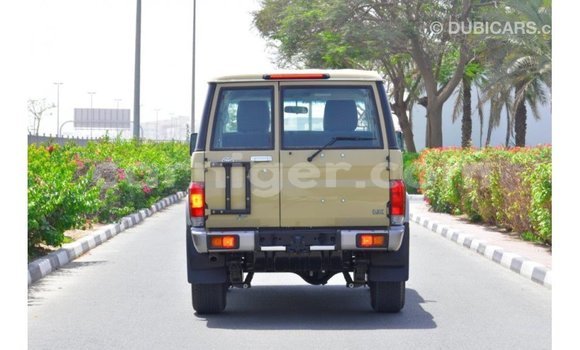 Sayi Imported Toyota Land Cruiser Beige Babbar mota in Import - Dubai a Agadez Sayi Imported Toyota Land Cruiser Beige Babbar mota in Import - Dubai a Agadez