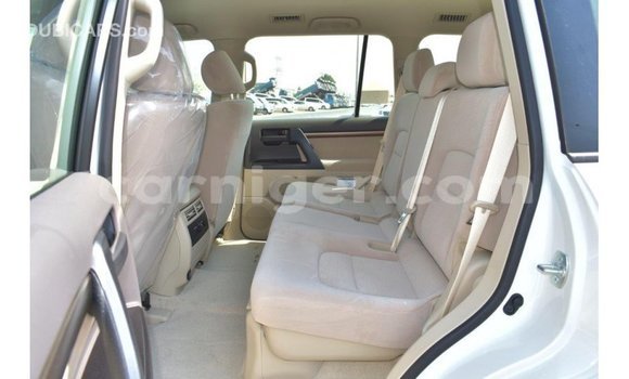 Sayi Imported Toyota Land Cruiser White Babbar mota in Import - Dubai a Agadez Sayi Imported Toyota Land Cruiser White Babbar mota in Import - Dubai a Agadez